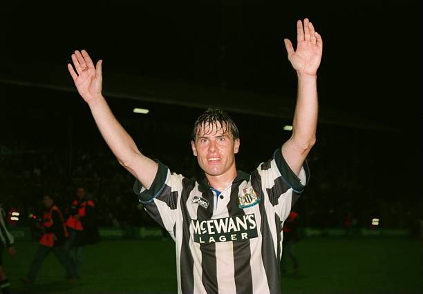 ROBERT LEE OF NEWCASTLE SALUTES THE CROWD AFTER SCORING A HAT TRICK DURING THE ROYAL ANTWERP FC V NEWCASTLE UTD, UEFA CUP FIRST ROUND MATCH AT ANTW...