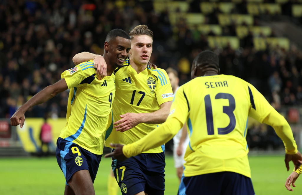Alexander Isak and Viktor Gyokeres during a game between Sweden and Slovakia.
