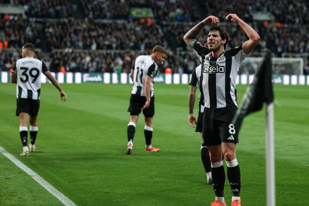Sandro Tonali celebrates his goal against Brentford for Newcastle United by holding his hands on his head.