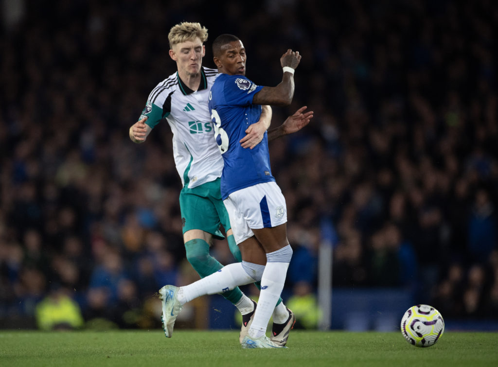 Anthony Gordon challenges Ashley Young for the ball during Everton vs Newcastle United.