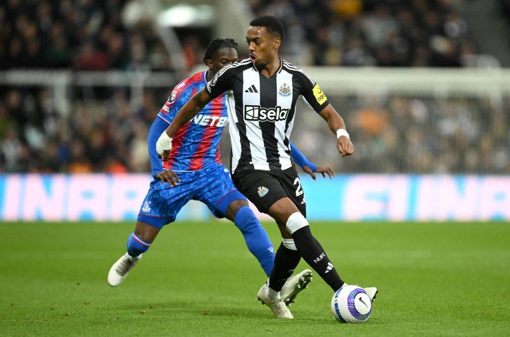 Joe Willock dribbles with the ball during Newcastle United's win over Crystal Palace.
