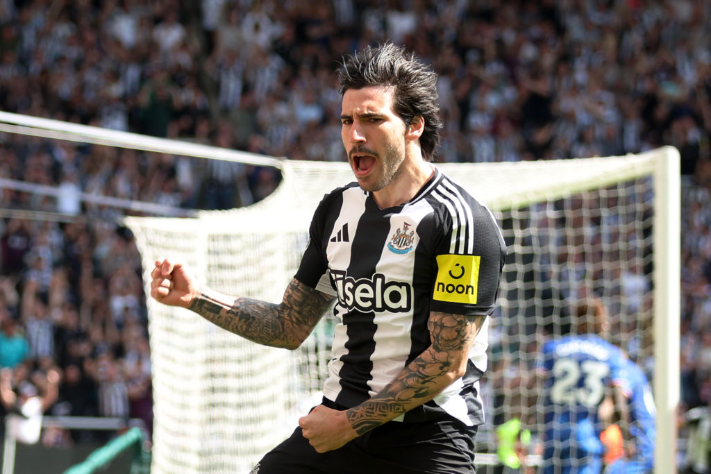 Sandro Tonali celebrates a goal for Newcastle agianst Chelsea.