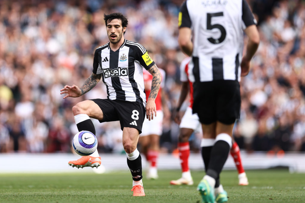 Sandro Tonali playing for Newcastle United against Arsenal in the Premier League.