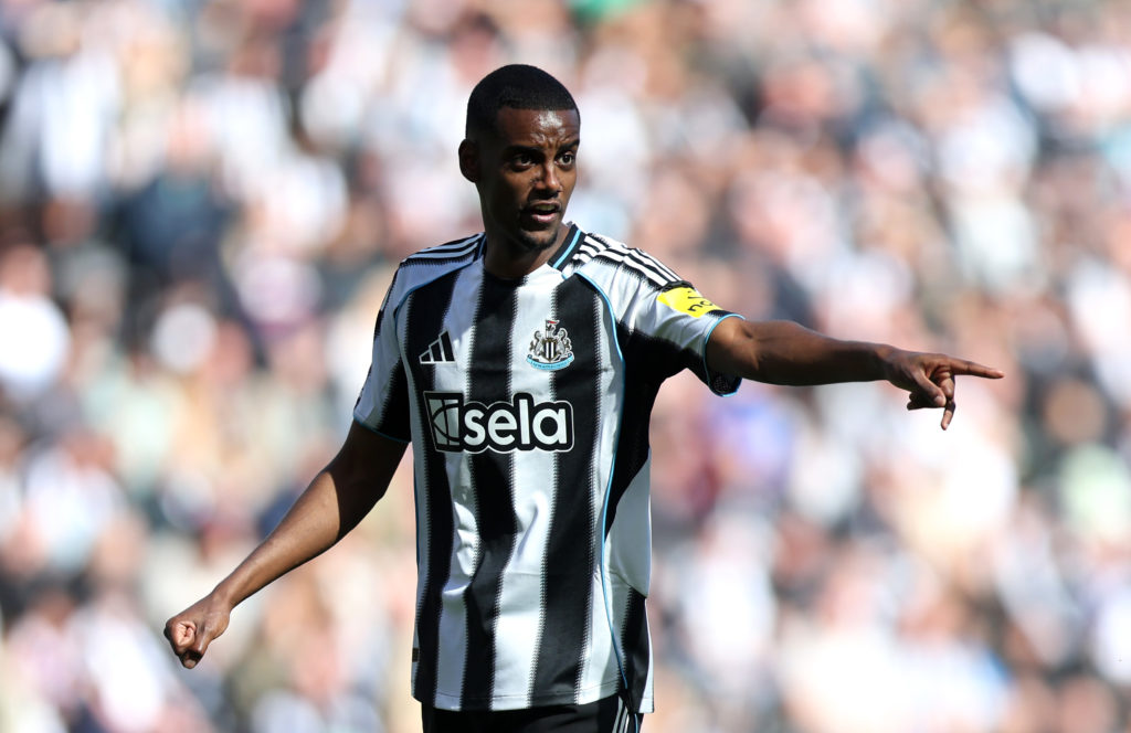 Alexander Isak playing for Newcastle United against Everton in the Premier League.