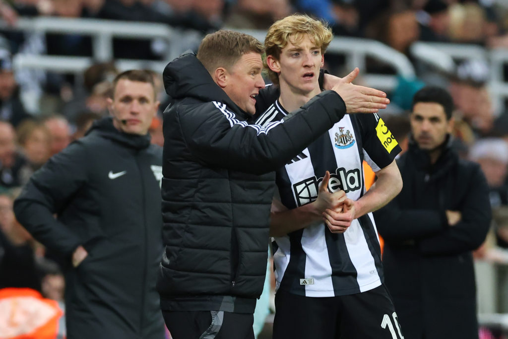 Eddie Howe gives instructions to Anthony Gordon during Newcastle United vs Arsenal.