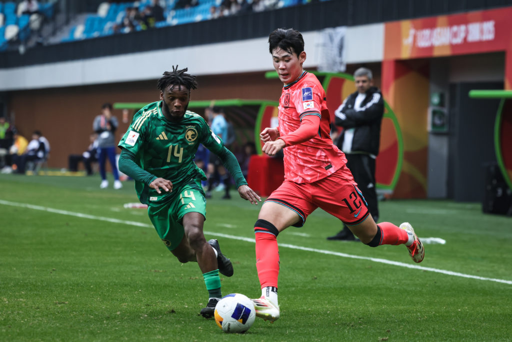 Park Seung-soo runs with the ball during an appearance for South Korea Under-20s against Saudi Arabia Under-20s.