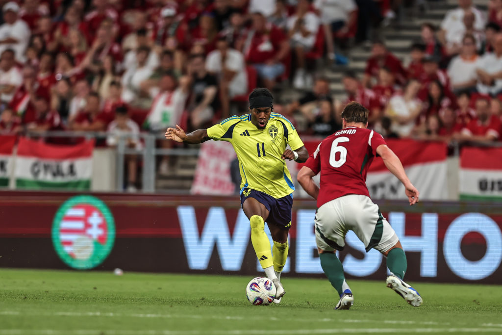 Anthony Elanga playing for Sweden against Hungary.