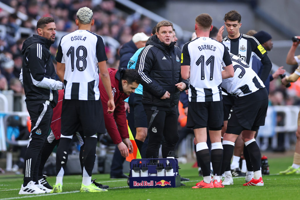 Eddie Howe speaks to his players during Newcastle United's FA Cup third round tie against Bromley.