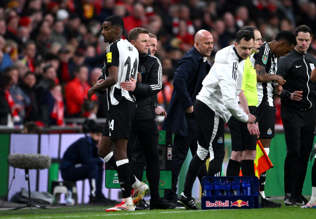 Eddie Howe pats Alexander Isak on the back after substituting him during the Carabao Cup final between Newcastle United and Liverpool.
