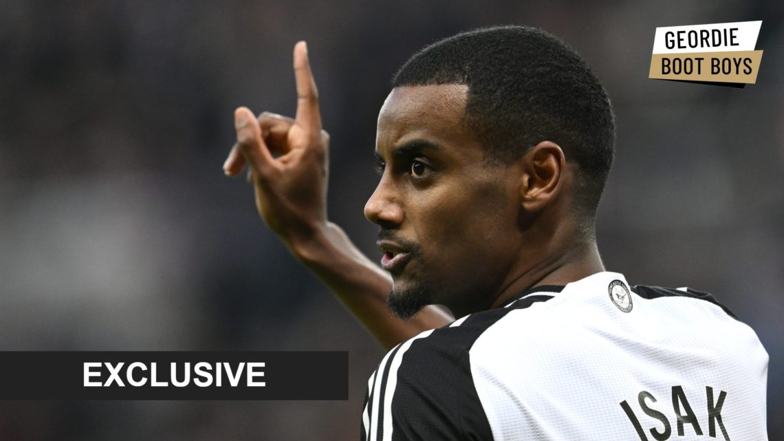 Alexander Isak holds up his hand during a Newcastle United game