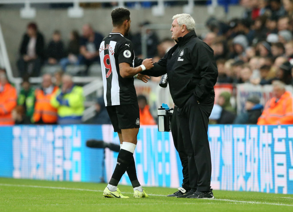 Steve Bruce speaks to Joelinton during a Premier League game between Newcastle United and Manchester United.