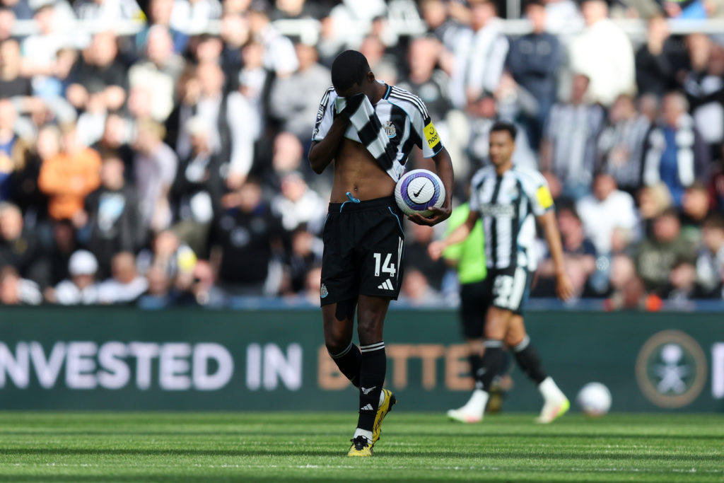 Alexander Isak holds the ball during a Premier League game between Newcastle United and Everton.