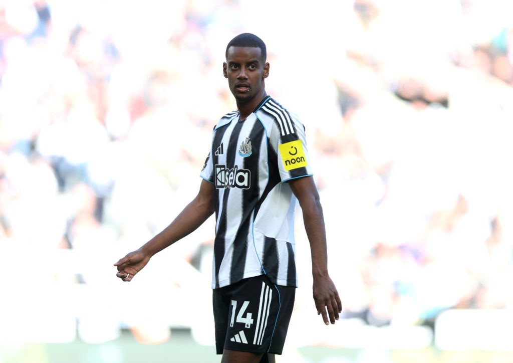 Alexander Isak playing for Newcastle United against Everton.
