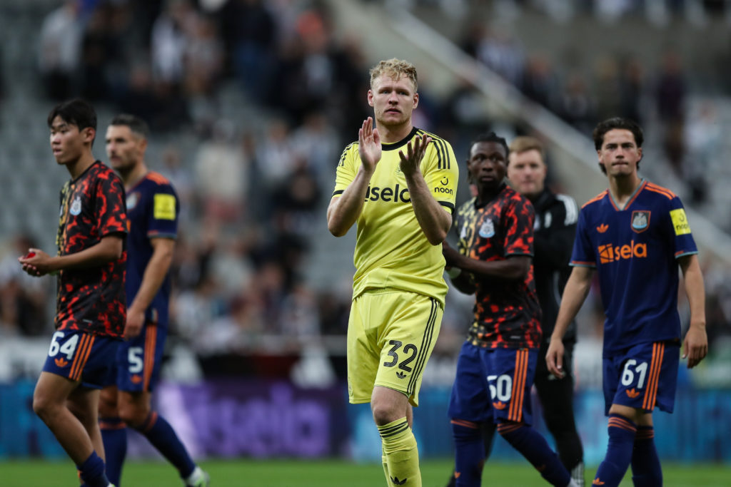 Aaron Ramsdale applauds the fans after a friendly between Newcastle United and Espanyol