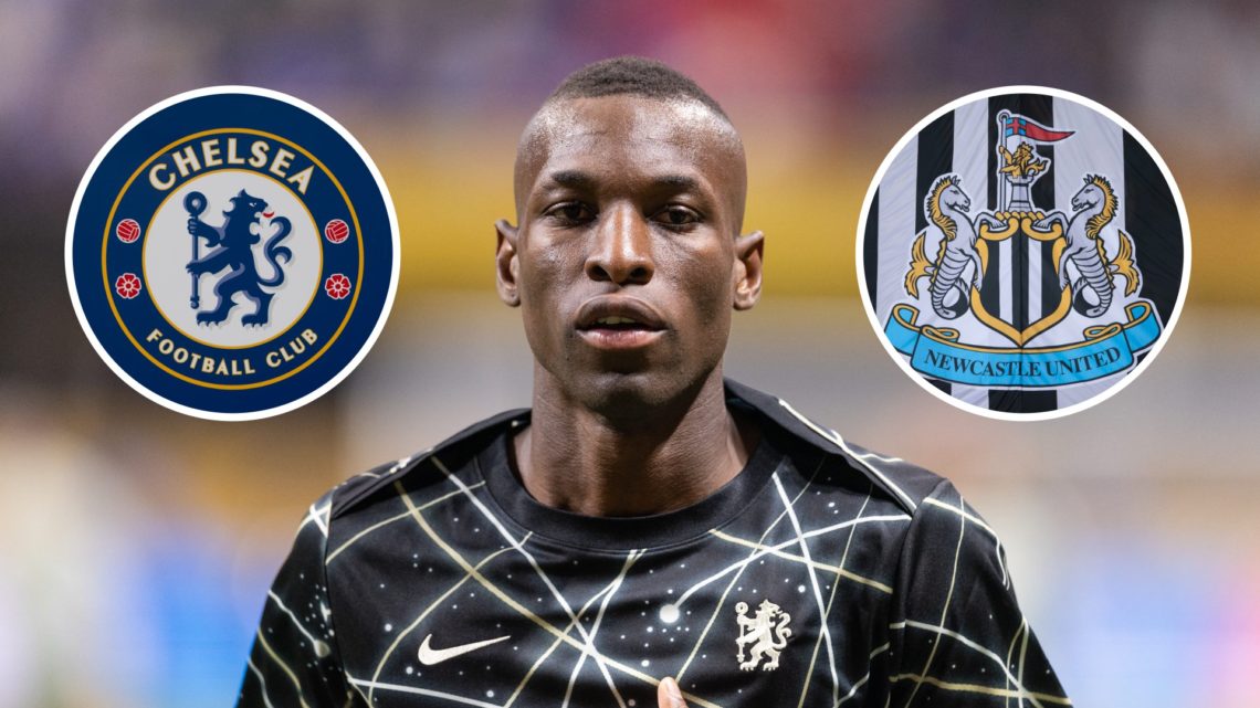 Nicolas Jackson warming up for Chelsea, Chelsea badge, Newcastle United badge