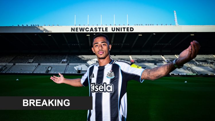 Jacob Ramsey poses on the pitch at St James' Park during his Newcastle United unveiling. Inset: a breaking news banner
