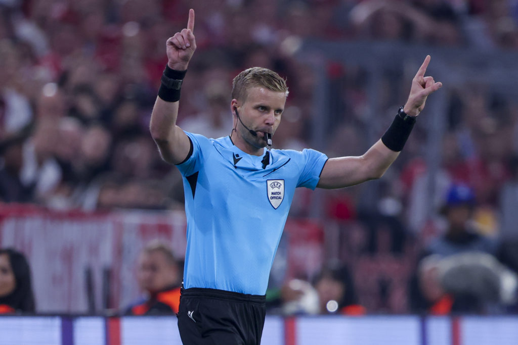 Glenn Nyberg makes a decision during a Champions League game between Bayern Munich and Manchester United.