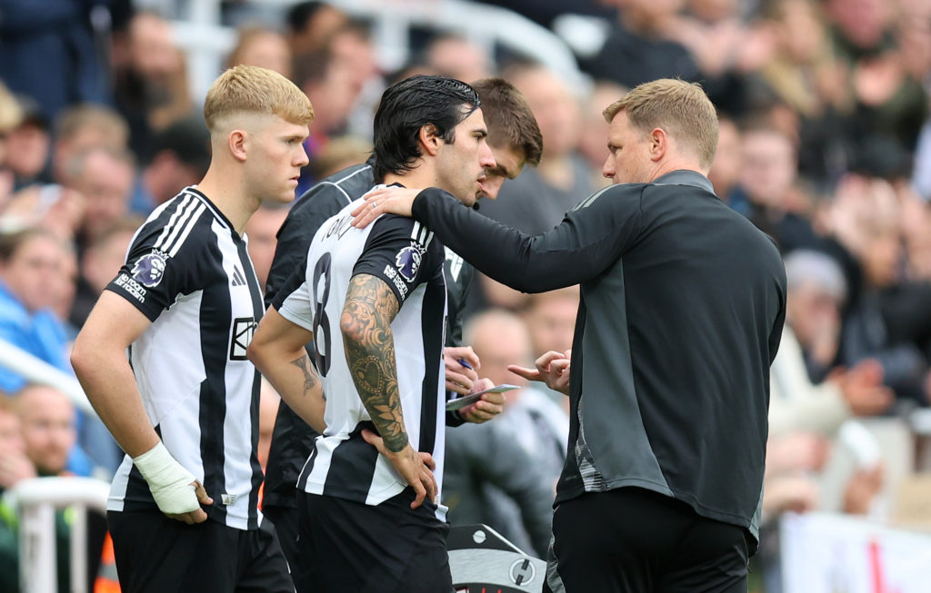 Eddie Howe speaks to Sandro Tonali before bringing him on during Newcastle United vs Tottenham Hotspur.