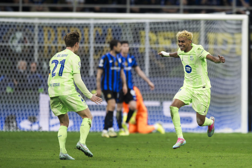 Lamine Yamal and Frenkie de Jong celebrate together during Inter Milan vs Barcelona.