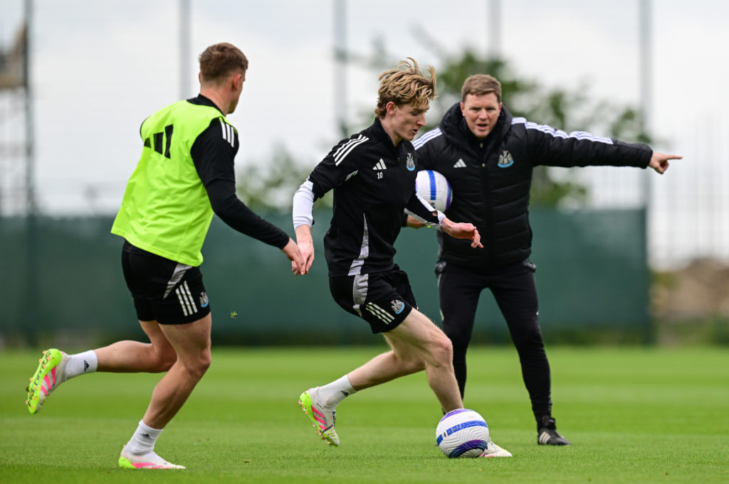 Eddie Howe watches Anthony Gordon in Newcastle United training.