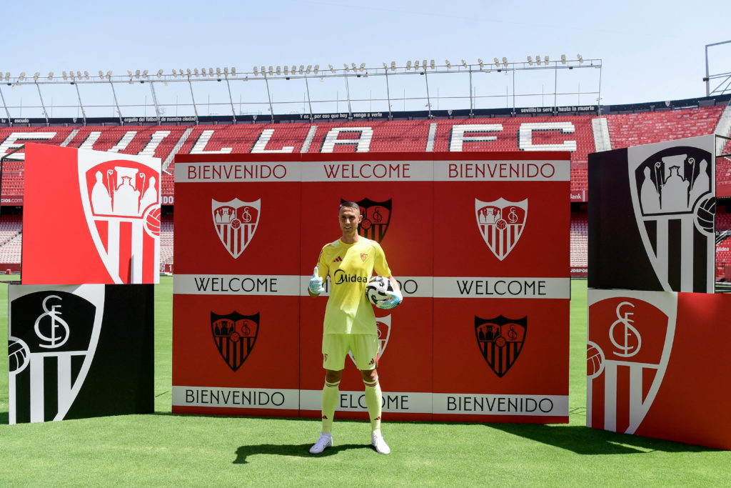 Odysseas Vlachodimos is unveiled as a Sevilla player.