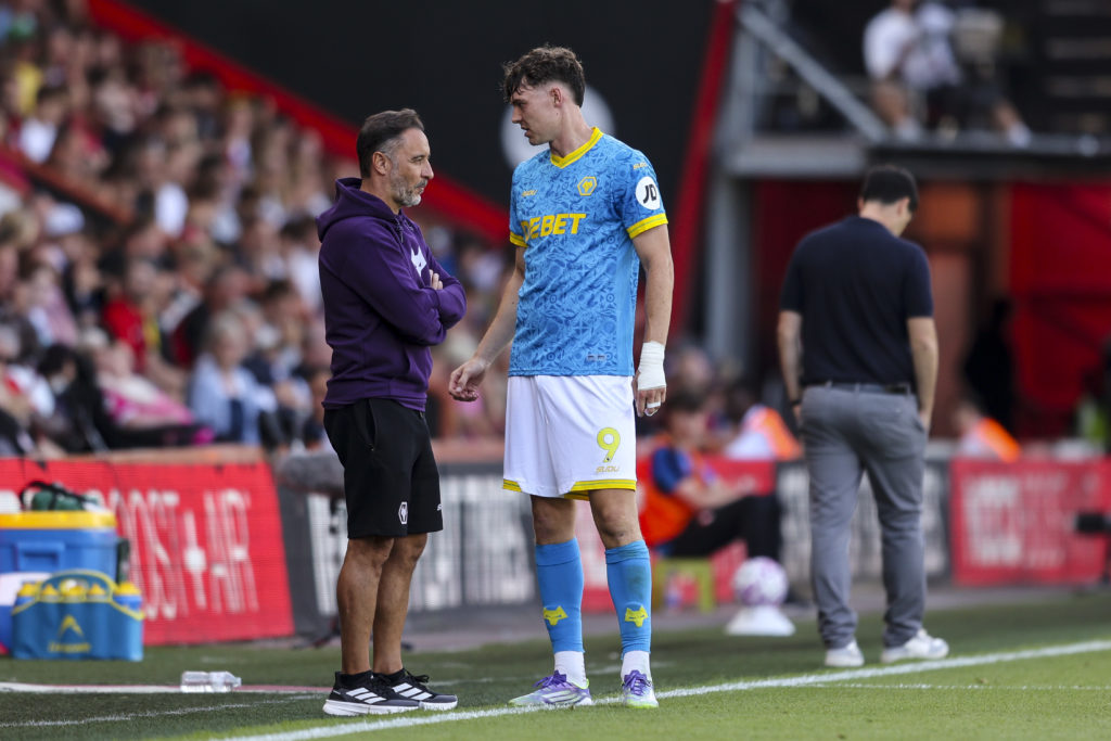 Vitor Pereira speaks to Jorgen Strand Larsen during Bournemouth vs Wolves.