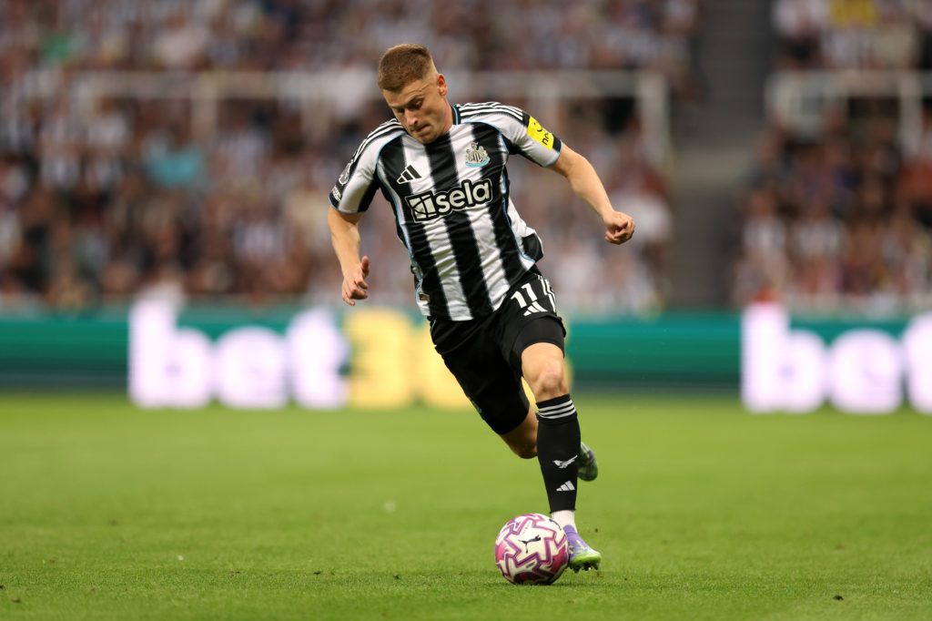 Harvey Barnes drives the ball during a game between Newcastle United and Liverpool.