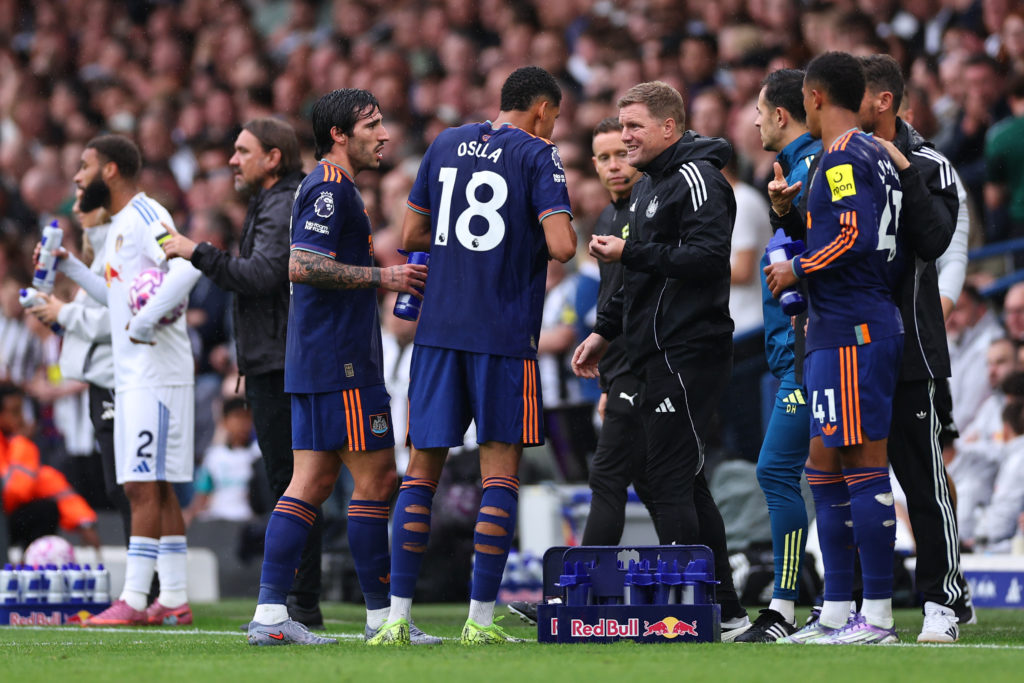 Eddie Howe speaks to his players during Newcastle United's game against Leeds.