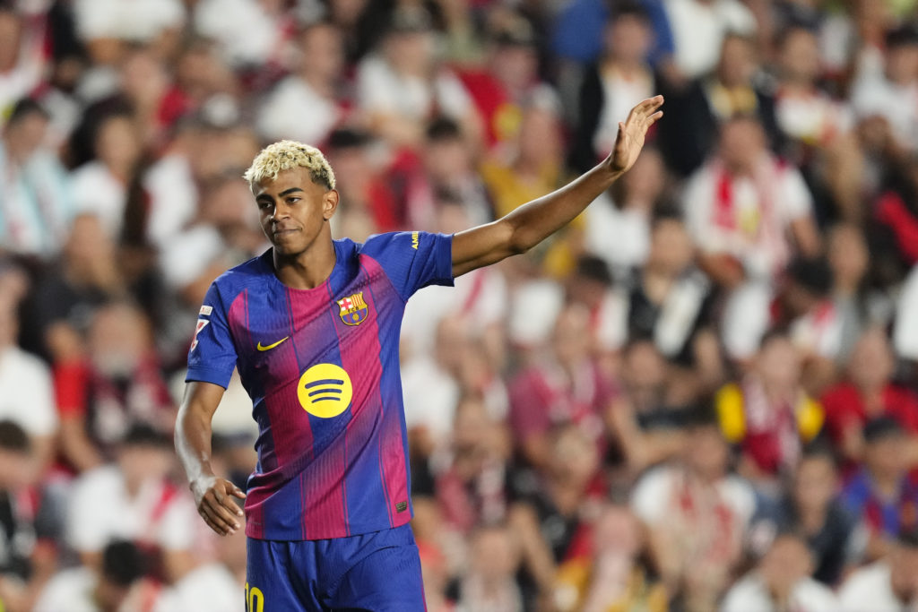 Lamine Yamal holds his arm up during Rayo Vallecano vs Barcelona.