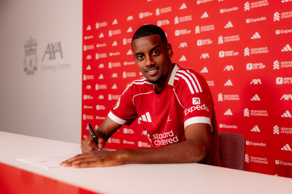 Alexander Isak signing his Liverpool contract.