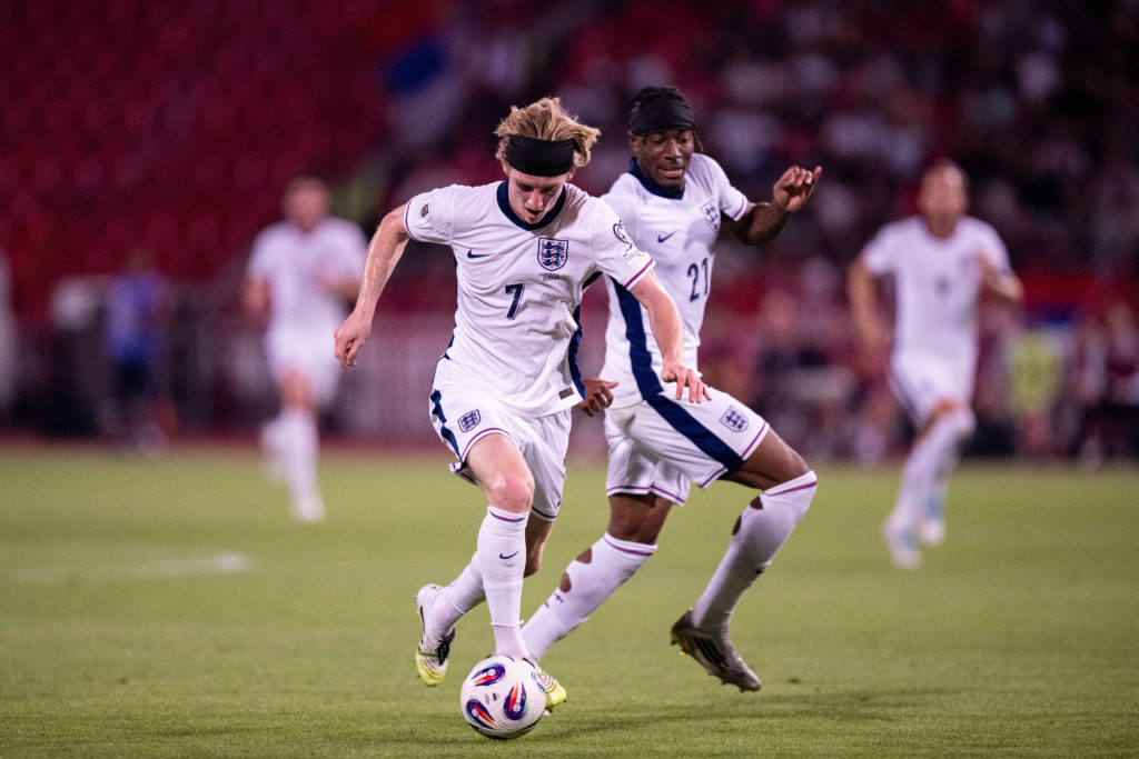 Anthony Gordon runs with the ball next to Noni Madueke during Serbia vs England.