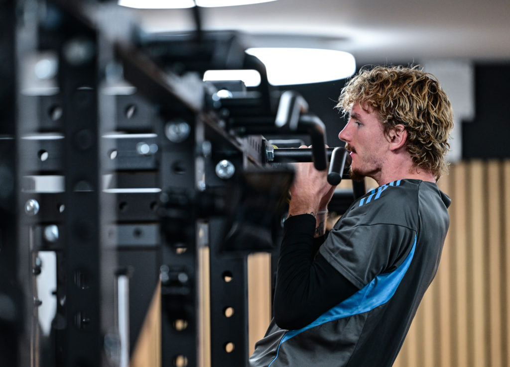 Nick Woltemade works in the gym during a Newcastle United training session.