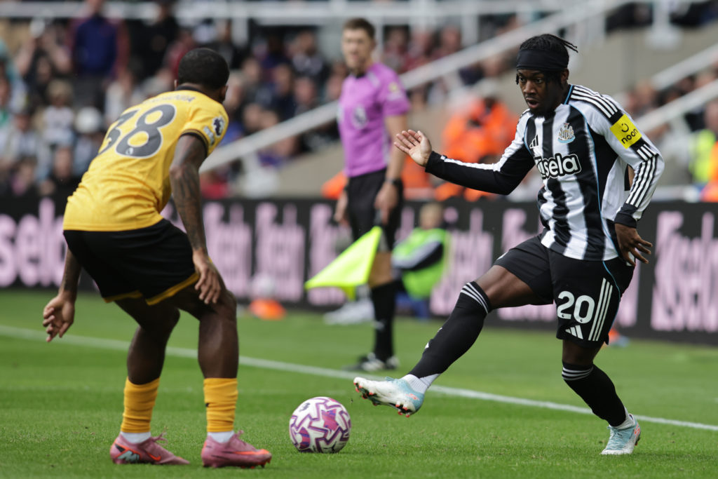 Anthony Elanga carries the ball during a Premier League game between Newcastle United and Wolves.