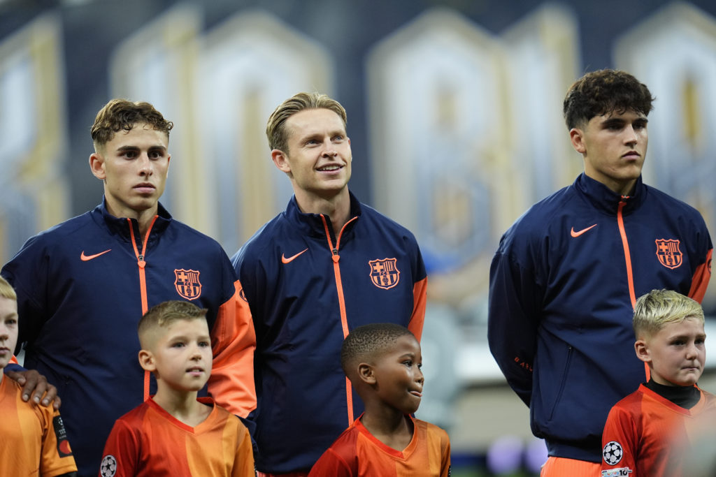 Frenkie de Jong looks into the crowd before a Champions League game between Newcastle United and Barcelona.