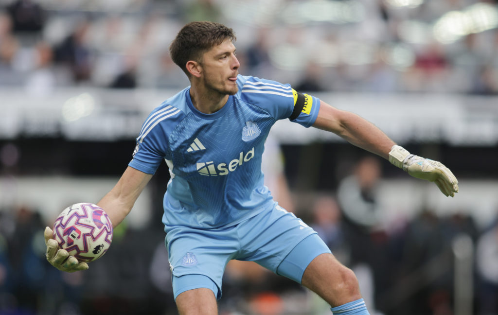 Nick Pope throws the ball out during Newcastle United vs Arsenal.