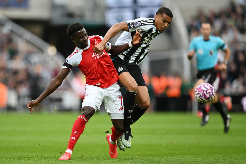 Malick Thiaw challenges Bukayo Saka for the ball during Newcastle United vs Arsenal.