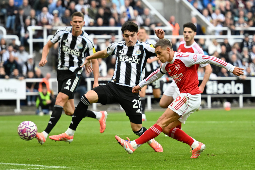 Tino Livramento puts Leandro Trossard under pressure during Newcastle United vs Arsenal.