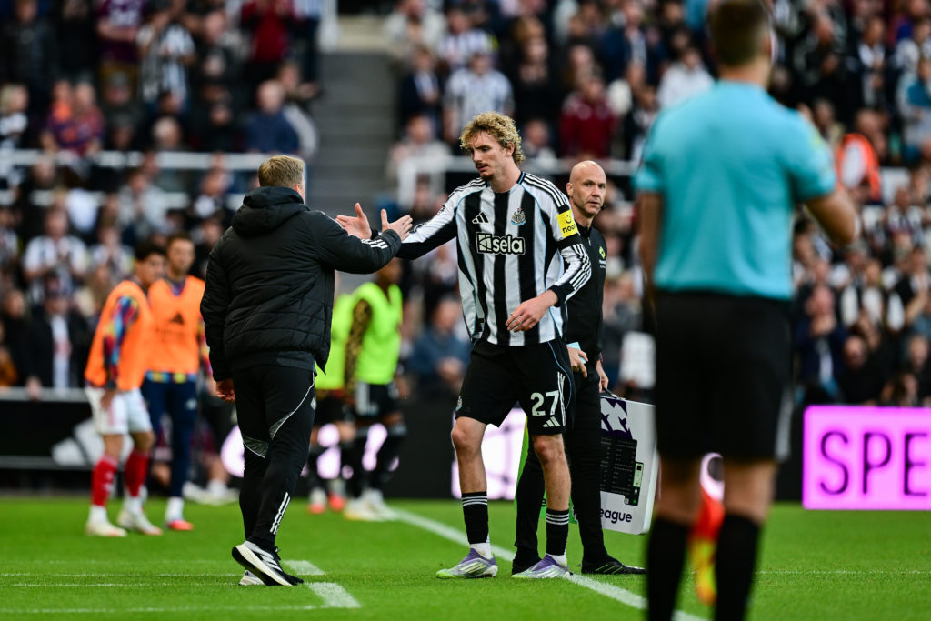 Nick Woltemade shakes Eddie Howe's hand after being substituted during Newcastle United vs Arsenal.