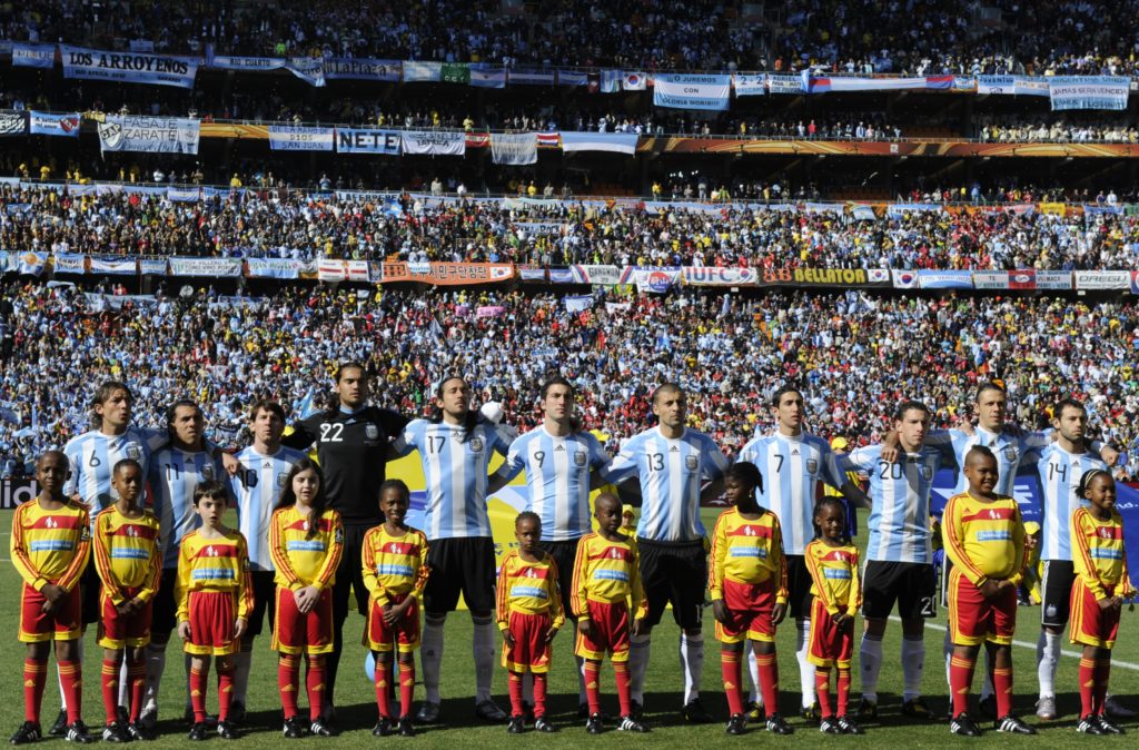 (L-R) Argentina's defender Gabriel Heinz