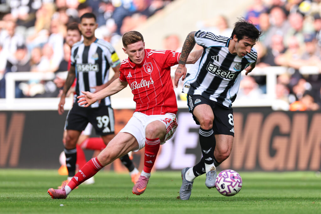 Elliot Anderson challenges Sandro Tonali during Newcastle United vs Nottingham Forest in the Premier League.