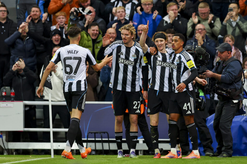 Anthony Gordon celebrates scoring for Newcastle United against Benfica alongside Jacob Ramsey, Nick Woltemade and Lewis Miley.