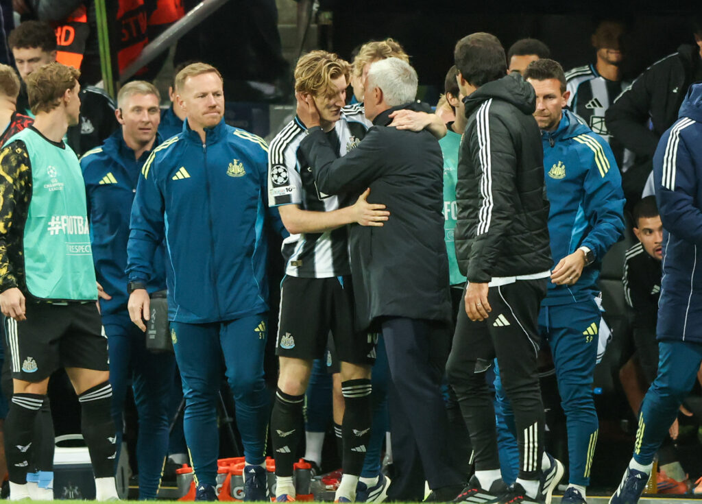 Jose Mourinho and Anthony Gordon embrace.