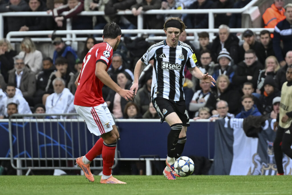 Anthony Gordon runs with the ball during Newcastle United's Champions League game against Benfica.