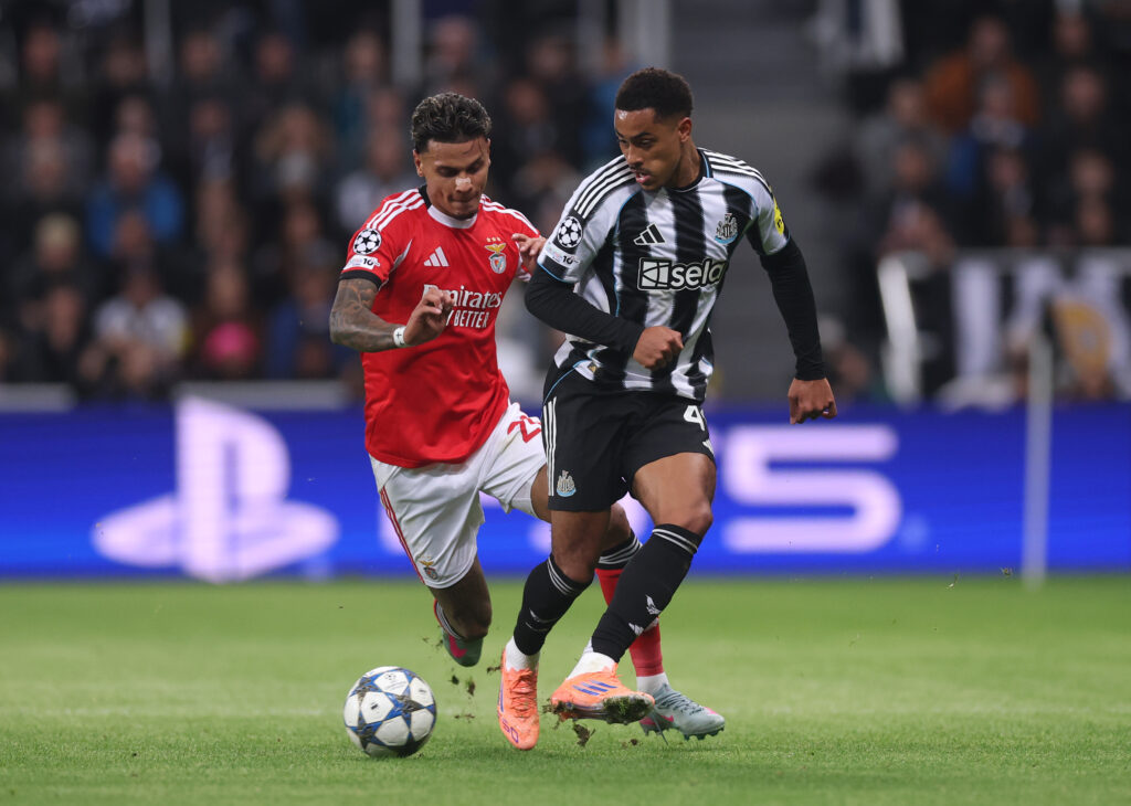 Jacob Ramsey playing for Newcastle United vs Benfica in the Champions League.