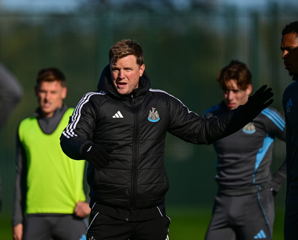 Eddie Howe talks to his Newcastle United players during a training sesssion.