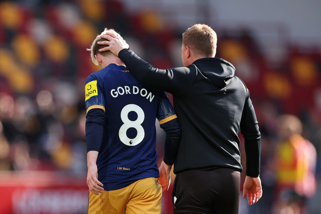 Eddie Howe consoles Anthony Gordon.