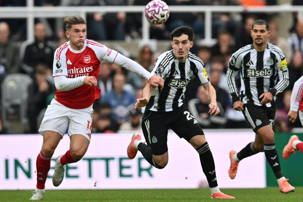Tino Livramento challenges Viktor Gyokeres for the ball during Newcastle United vs Arsenal.