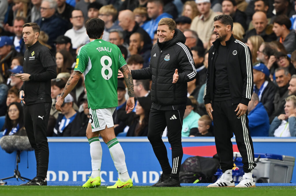 Eddie Howe speaks to Newcastle United midfielder Sandro Tonali.