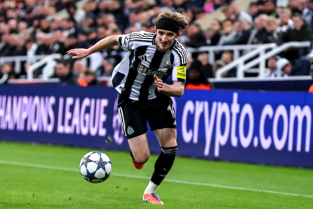 Anthony Gordon runs with the ball during Newcastle United's Champions League game against Benfica.