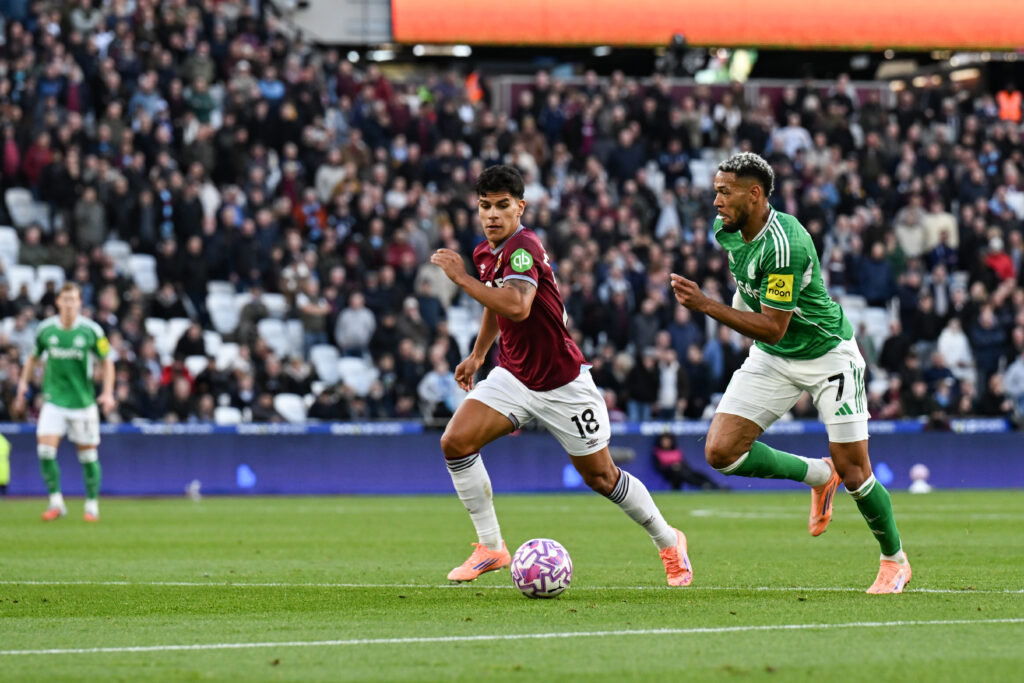 Joelinton playing for Newcastle United against West Ham in the Premier League.